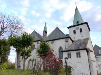 照片: 纪念碑,    利丁豪森修道院(Wedinghausen)和 圣劳伦斯教长教堂(Propsteikirche St. Laurentius), 北莱茵-威斯特法伦