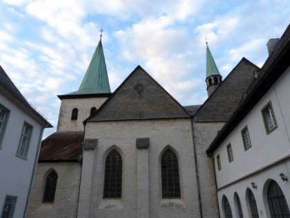 照片: 纪念碑,    利丁豪森修道院(Wedinghausen)和 圣劳伦斯教长教堂(Propsteikirche St. Laurentius), 北莱茵-威斯特法伦