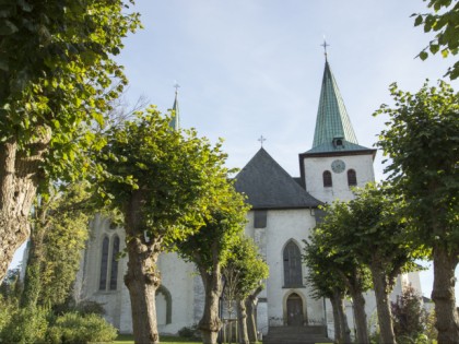 照片: 纪念碑,    利丁豪森修道院(Wedinghausen)和 圣劳伦斯教长教堂(Propsteikirche St. Laurentius), 北莱茵-威斯特法伦