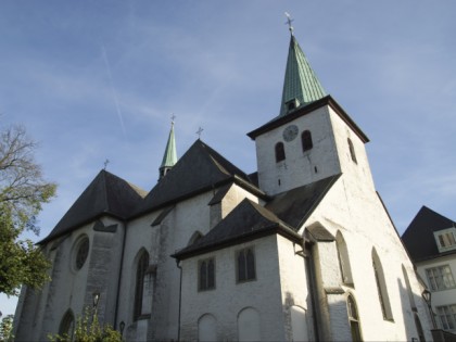 照片: 纪念碑,    利丁豪森修道院(Wedinghausen)和 圣劳伦斯教长教堂(Propsteikirche St. Laurentius), 北莱茵-威斯特法伦